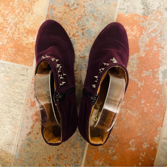 đź’‹Gorgeous Purple/Burgundy Suede Qupid Metal Spike Ankle Booties! - Picture 4 of 14